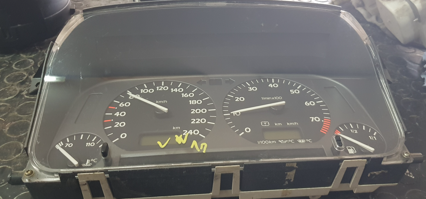 Quadro strumenti / Contachilometri Volkswagen Golf III (3)