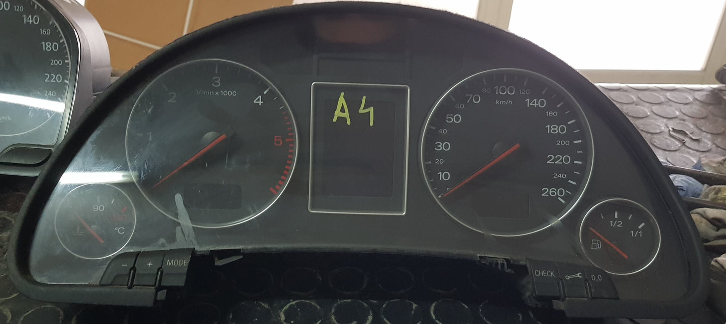 Quadro strumenti / Contachilometri Audi A4 8E
