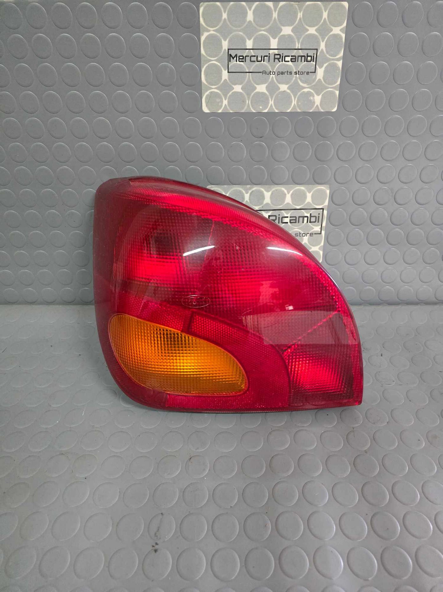 Fanale posteriore sinistro Ford Fiesta 4^ serie