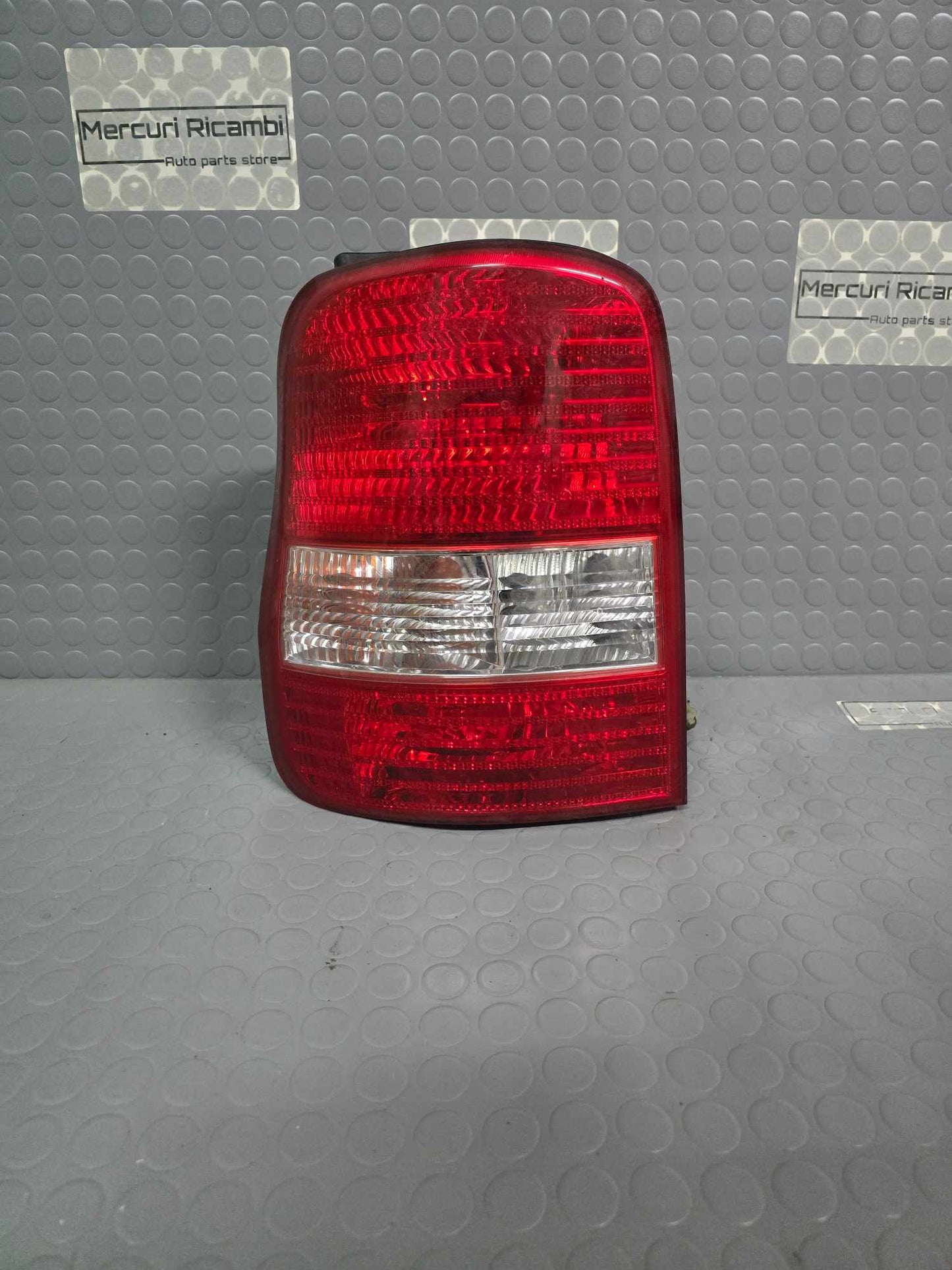 Fanale posteriore sinistro Kia Carnival 2^ serie 99>06