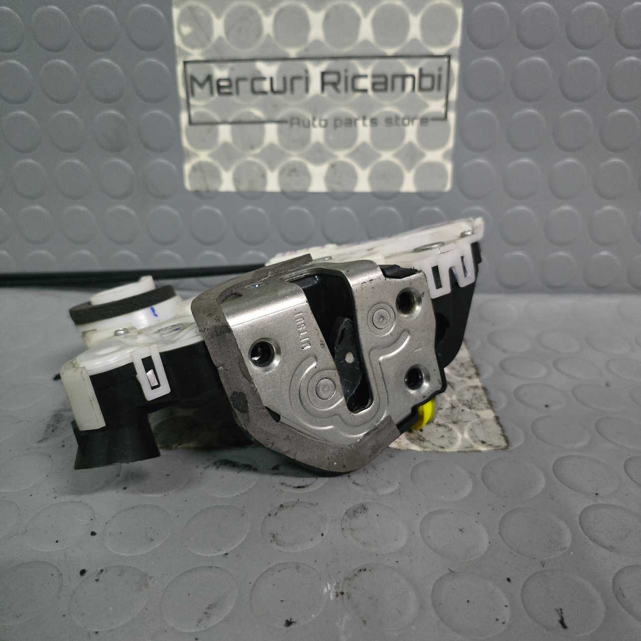 Serratura anteriore sinistra Toyota Yaris anno 2014 3^ serie